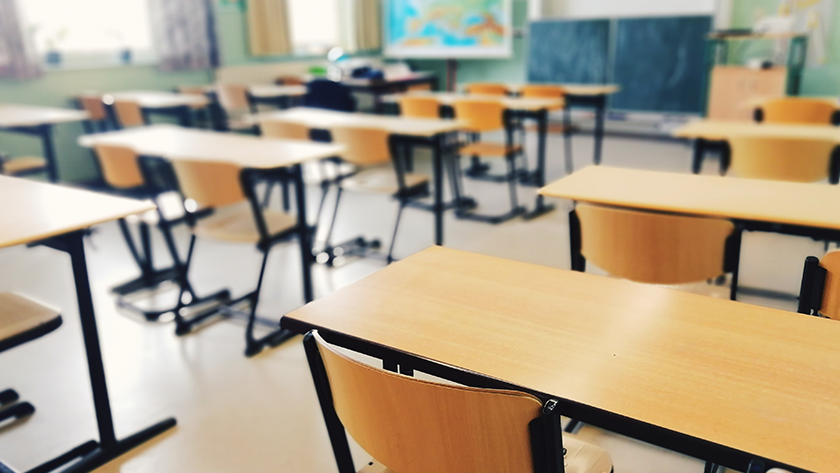 a classroom full of empty desks and chairs